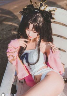 老板一边开会一边摸秘书