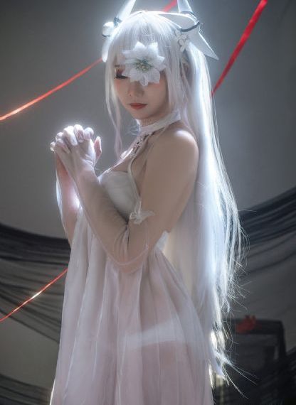 女警丰满的双乳